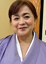 豊満ボディを和服で包む未亡人、六十路熟女の初撮りAV。二人がかりのねっとり愛撫に旦那仕込みのカラダは熱く濡れぶっ飛び絶頂SEX！