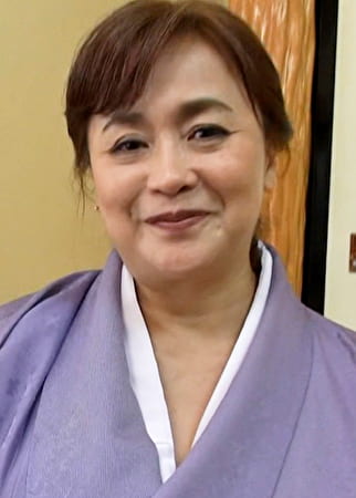 豊満ボディを和服で包む未亡人、六十路熟女の初撮りAV。二人がかりのねっとり愛撫に旦那仕込みのカラダは熱く濡れぶっ飛び絶頂SEX！