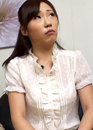 商品開発のモニターに連れて来られた清楚な雰囲気の人妻さん。実は欲求不満の隠れビッチで性欲大爆発、「今日は安全日だから大丈夫」と連続生中出し！