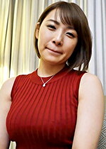 ショートヘアーの清楚系巨乳美熟女は旦那の浮気に不満が爆発！取材を口実に出会ったばかりの肉棒で潮吹き絶頂イキ！