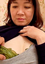 【素人・熟女】大きな乳首とキレイな乳房。久しぶりの男性とのエッチに盛り上がる淫乱開花の熟女SEX
