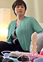 熟れたカラダの30代の清楚系奥様も欲求不満！？大人のおもちゃに興味津々で思わず股間にあててオナニーイキで男根欲しがる淫乱SEX！
