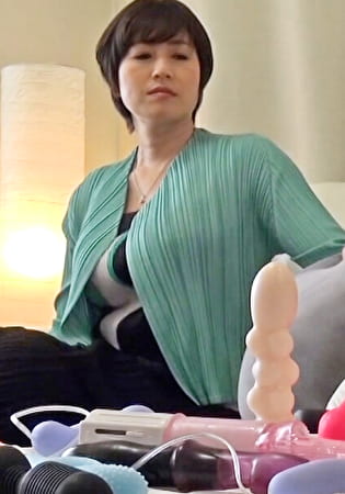 熟れたカラダの30代の清楚系奥様も欲求不満!?大人のおもちゃに興味津々で思わず股間にあててオナニーイキで男根欲しがる淫乱SEX! 熟れたカラダの30代の清楚系奥様も欲求不満!?大人のおもちゃに興味津々で思わず股間にあててオナニーイキで男根欲しがる淫乱SEX!