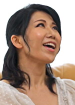 【素人・人妻】自宅に招いた男性ふたりからのなし崩し的な愛撫に抗えない欲求不満の色白奥様とナンパ3P性交！