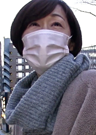 しっとり美しい容姿からは想像できない豹変淫乱ぶり！ビクビクと全身を痙攣させながらの見事なイキっぷりの初撮り熟女！