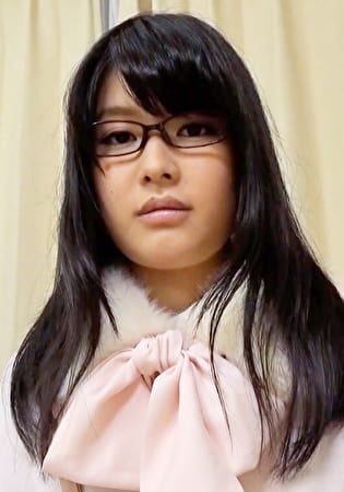 落ち着いた雰囲気の黒髪眼鏡っ娘を就活セミナーとナンパして大人のおもちゃをプレゼント！経験少なめ娘のはしたないエッチ！