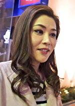 【素人・熟女】娘の誕生日に食事に向かう仲良し母娘をナンパ！年の差婚のお母さんの若さの為に快楽不倫SEX！