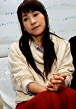 買い物途中の仲良し母娘を新商品のモニターとナンパ！娘の為に紙おむつを穿いて放尿！娘を帰してホテルで淫乱SEXに悶える！｜おむつ