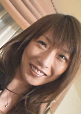 久々のナンパにテンションMAXな結婚8年目の美人妻！『そんなの無理』といいながらも本気で拒んではいないセックスレスな奥様と一期一会の中出しSEX！