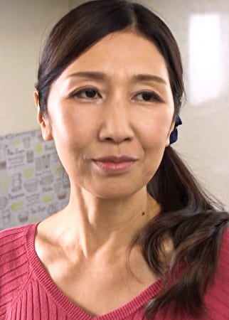 ミニスカでパンティをちらつかせ胸を押し付ける淫乱義母の精液搾りの性欲セックス！