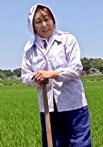 地方の農村の肝っ玉母さん！AV突撃撮影隊が見つけた淫乱熟女！2本の肉棒を味見する淫乱乱交SEX！