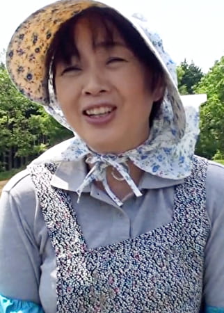 長閑な田園風景に佇む地味で素朴なおばちゃんが刺激を求めて旦那の旅行中にAV出演で野外活動！