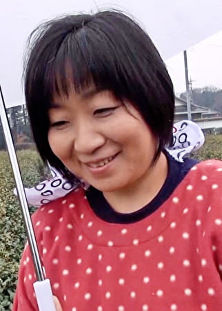 地味で素朴な田舎のおばちゃん！娯楽のない田舎暮らしに刺激を求めてAV出演！スケベなヨガリ声を響かせるガン突きSEX！