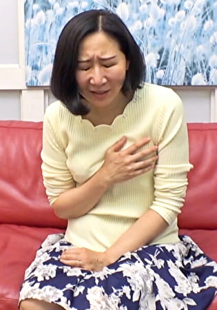 義理のせがれの物凄い大きなイチモツを見てしまい･･･思い出しオナニーに耽っていると･･･義理のせがれと禁断関係に堕ちる女盛りの義母。