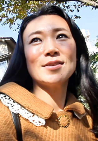落ち着いた雰囲気の黒髪美熟女が性欲に溺れて乱れイキ！Eカップを揺らす淫乱SEX！