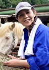 馬を7頭飼育してる酪農家の五十路熟女の欲求不満解消のAV出演！甘い喘ぎ声をあげてイキまくりの濃厚SEX！
