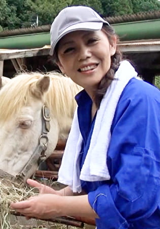 馬を7頭飼育してる酪農家の五十路熟女の欲求不満解消のAV出演！甘い喘ぎ声をあげてイキまくりの濃厚SEX！