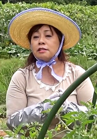 田園スマイルの田舎熟女の野外乱交3Pセックス！
