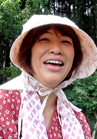 刺激を求めてAVの撮影に応募してきた田舎の熟女は抑え切れない欲求不満を爆発させて野外で汁だくSEXに溺れる！