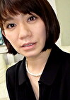喪服姿の清楚な未亡人。夫の三周忌に夫の兄から迫られ久々のキスに理性を失い喪服を脱いでイキまくる。