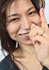 屈託のない笑顔が堪らない四十路奥様！顔に似合わずエッチが大好きな奥様は不倫相手だけでは物足りずAV出演！中出しセックスでご満悦ー！