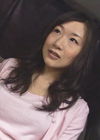 三十路とは思えないスタイルと美貌の持ち主！銀座の高級ショッピングエリアで美人妻をガチナンパ！本当は期待してた？！拒みながらもヌレヌレのアソコに肉棒を突っ込んで中出しセックス！