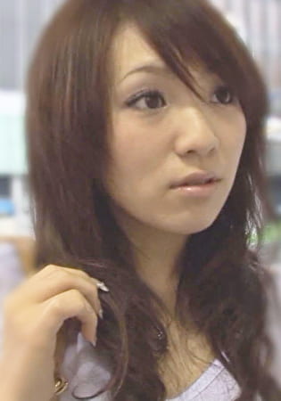 遊び慣れた女かと思いきや、意外や意外エッチに消極的な美人奥様！肉棒を触ったら豹変しちゃって口に咥えて大きくさせたら生ハメセックスで大量中出し！