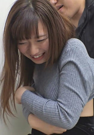 ガード固めの人妻さんですが、ブラジャーの下では乳首がフル勃起で待機中