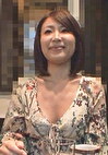 日焼けあとの残る愛嬌たっぷりな人妻は息も絶え絶え、乱れまくりで感じまくる！