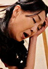 夫のそばで長男に抱かれる美しき熟母。エスカレートする長男の要求は友達との嵌めまくり3P乱交!