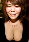 ほとんど見えてますよ！胸の谷間を見せつけるIカップ超乳の性欲旺盛熟女の初撮りAVSEX！