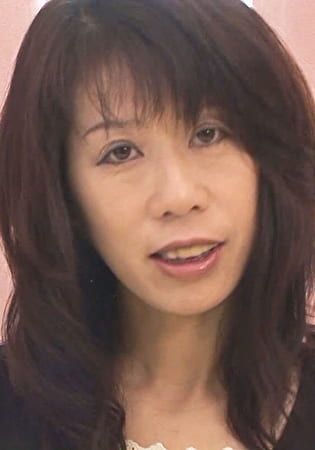 カメラの前で緊張気味の四十路奥様！まだまだ女を捨てられないセックスレスの奥様は旦那に内緒の中出しセックス！