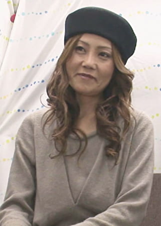 お母さんお借りします！娘の前でイかされた奥様と中出しSEX！