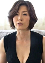 ミニスカから覗く黒パンストの美脚熟女！ムラムラしたオヤジに神対応のパンスト越しの素股ヌキ！