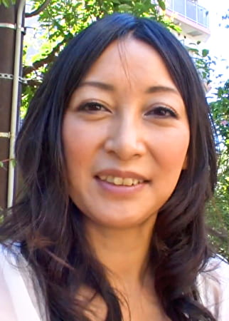 美しいルックスと人懐っこいキャラの五十路熟女さんがカメラの前でリアルな痴態を晒す初AVSEXにイキ狂う！