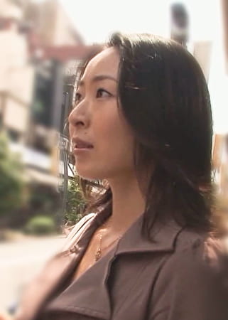 圧倒的セレブな雰囲気を醸し出す黒髪美人の人妻さん！インタビューだけの必勝のフレーズに惑わされ付いていったら中出しセックスを決められてしまう！