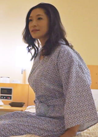 エッチなマッサージでイキまくり！入れて欲しいと奥様は延長でイキ狂う！