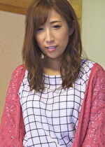 【素人・人妻】声を出したらいけないのに！イビキをかいている夫の横で義理のムスコに何度もイかされる新妻