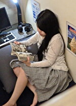 黒髪ロングヘアーの清楚系JDがマンキツ個室でいたずらされちゃった動画。彼女はバイトの帰りののみ会で終電を逃し･･･、この娘はお小遣い節約でNOタクシーが災いした。