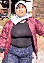 地方の農作業中の童顔ポッチャリボディの熟女と初撮りAV！旦那に内緒で自宅でAVセックスにイキ狂う！