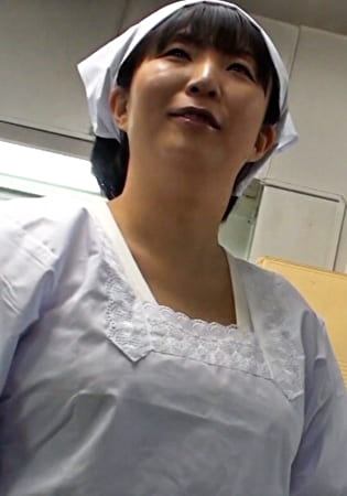地方の会社の社員食堂で働く巨乳未亡人が勢い余ってAV出演！野外で大股開きの淫乱SEX！