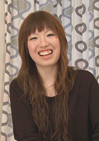 久しぶりのエッチな状況に笑顔が隠せない人妻さん！肉棒を口で咥える時もにやけが止まらない！期待に応えるべくギンギンな肉棒をアソコに入れて中出しSEX！