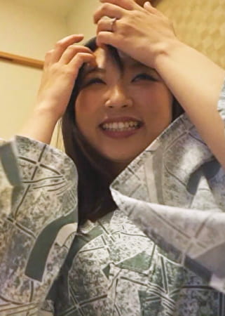 「NOと言えない陰キャ妻の派手に濡れる糸引き花園」日常を離れて温泉地での異世界デートですっかりドM性癖もバレ、他人棒の願望にイイナリ人妻と化す
