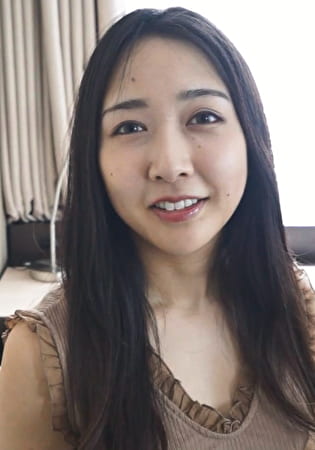 令和のAV志願面接･･･美麗ロングヘアーの人妻さん。清楚な雰囲気のカラダは完全肉食女。さわやかな笑顔で男を喰ってしまう。結婚4年目の魔性人妻さん