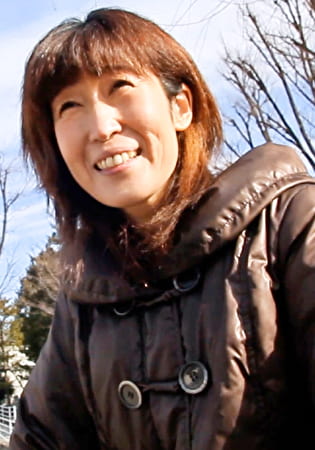 歯磨きをする様に毎日オナニー三昧の好きモノ熟女！あそこに入れば何でもOK！？地味目な熟女が変態SEXの快楽に狂いイキ！