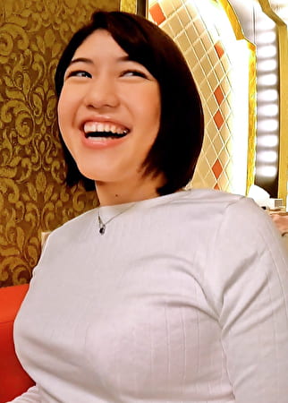 金曜の夜、バイト帰りの清楚系美女をナンパして食事に誘うと･･･押しに弱いのかそのままホテルにイン！ホントはヤリマン女とノリパコSEX！