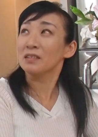 再婚相手の義理の倅のデカい肉棒に股間を濡らしてしまう義母！若い元気な巨根に貫かれ嵌る義母･･･