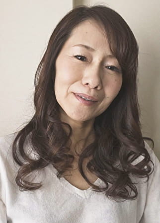 ナンパされた55歳スレンダー美熟女は褒められてアソコを濡らす！