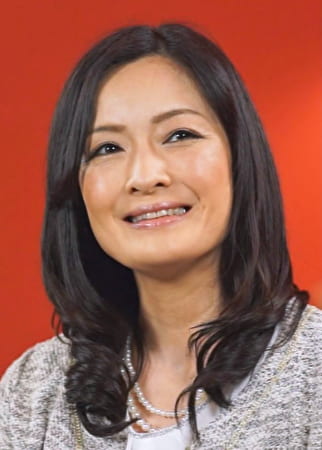 42歳の奥様は欲求不満解消をAV出演で!甘くささやかれながらの愛のあるセックス