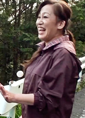 田舎町の綺麗な奥さんをインタビューとナンパして車に誘い迫ってみると･･･昔を思い出して甘く悶える欲求不満奥さんと野外カーセックス！